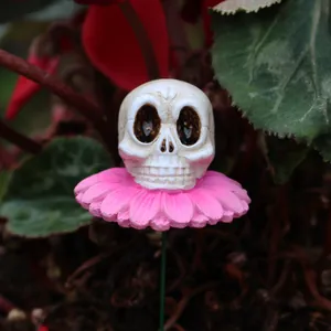 Detaillierte Makroansicht eines kreativen Totenkopf-Blumen-Gartensteckers für Pflanztöpfe