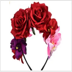 Detailweergave van Halloween haarband met kunstmatige rozen en orchideeën voor cosplay