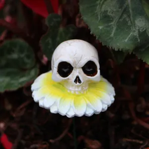Detaillierte Nahaufnahme eines kreativen Gartensteckers aus Harz mit Totenkopf.