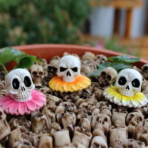 Kreatives 3er Set Harz Totenkopf Figuren mit bunten Blütenblättern für die Gartendeko.