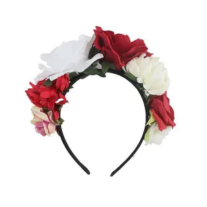 Gedetailleerd overzicht van de Halloween-bloemenhoofdband met rode en witte kunstrozen.