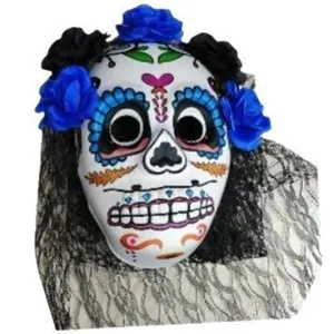 Masque tête de mort mexicaine orné de roses bleues et d'un voile en dentelle noire