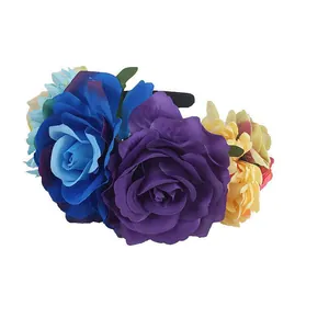 Detail van rozen hoofdband met blauwe, paarse en gele kunstbloemen van zijden materiaal
