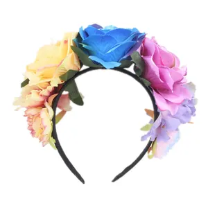 Detail van een kleurrijke Halloween-hoofdband met grote blauwe gele en roze rozen