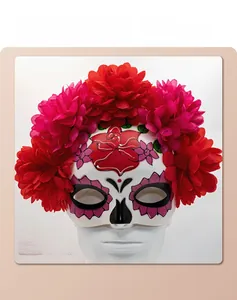 Vue détaillée du masque mexicain Jour des Morts avec couronne de fleurs rouges et roses.