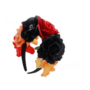Serre-tête d'Halloween avec roses artificielles noires et rouges et petit crâne déco.