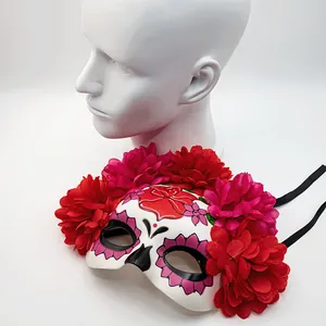 Gros plan détaillé du masque mexicain du Jour des Morts avec des fleurs artificielles