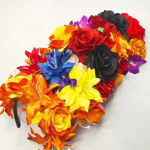 Vista dettagliata di fiori in tessuto colorati su una fascia festiva per carnevale