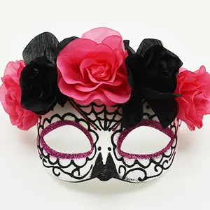 Détail du masque du Jour des Morts orné de roses artificielles roses et noires éclatantes.