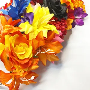 Dettaglio ravvicinato di vivaci fiori in tessuto 3D su una fascia festiva da carnevale