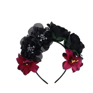 Gedetailleerde weergave van een Halloween-hoofdband met zwarte rozen en kleine schedels