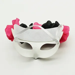 Vue arrière détaillée du masque de mascarade du jour des morts avec fleurs roses