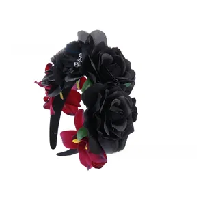 Serre-tête gothique d'Halloween avec roses réalistes noires et rouges et détails de crânes