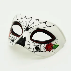 Détail du masque du Jour des Morts avec rose rouge et motifs de toile d'araignée.