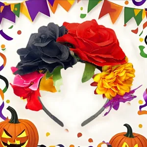 Dettaglio ravvicinato di fiori di rose artificiali colorate sulla fascia per capelli