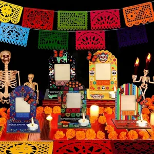 Vue détaillée de cadres photo en bois traditionnels mexicains du Jour des Morts avec bougies