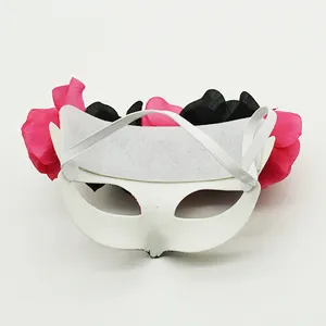 Vue arrière d'un masque blanc du Jour des Morts avec des fleurs rouges pour Halloween