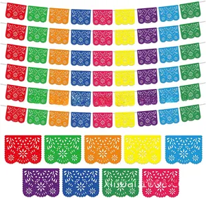 Bannières mexicaines Papel Picado en plastique multicolore avec des motifs de fleurs découpées.