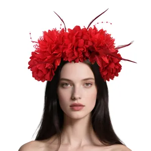 Vue détaillée d'un grand bandeau à fleurs rouges pour Halloween ou la fête des morts