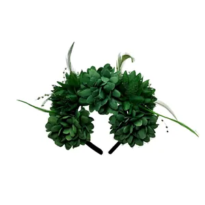 Détail d'un serre-tête floral Halloween vert foncé avec plumes et perles décoratives