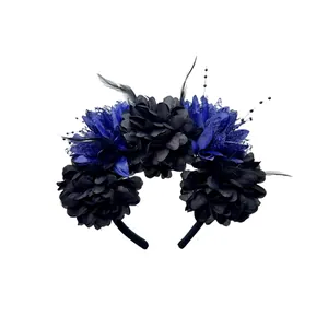 Gros plan d'un serre-tête floral d'Halloween avec des fleurs et plumes noires et bleues