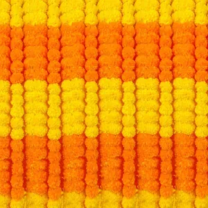 Vue rapprochée détaillée de guirlandes de soucis artificiels jaune et orange vif