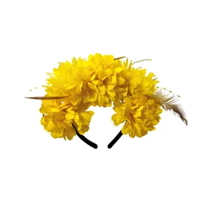 Vue détaillée d'un bandeau à fleurs jaunes avec plumes pour Halloween et fête