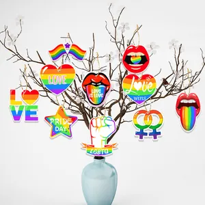 Bunte LGBTQ Pride Hänger-Ornamente an dekorativen weißen Zweigen in der Nahaufnahme