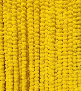 Gros plan de guirlandes de soucis jaune vif pour décorations de fête