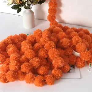 Vue rapprochée de guirlandes de soucis orange vif pour la décoration de festival