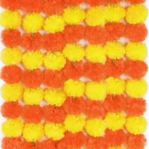 Texture détaillée de guirlandes de soucis artificielles oranges et jaunes pour fêtes