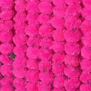 Vue détaillée de fleurs de souci artificielles rose vif pour une décoration festive