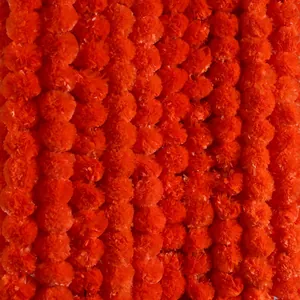 Texture détaillée de guirlandes de fleurs de souci artificielles orange vif décoratives.