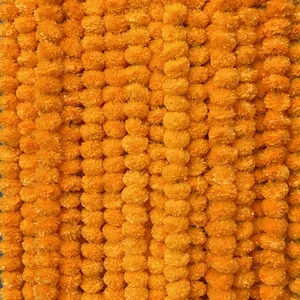 Vue détaillée de guirlandes de fleurs de souci artificielles orange vif pour décoration