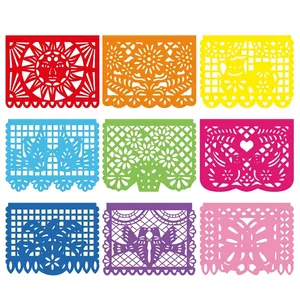 Vue détaillée de bannières mexicaines papel picado colorées aux motifs variés