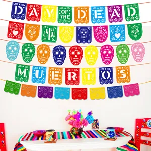 Striscioni colorati Day of the Dead Papel Picado che decorano una scena di festa