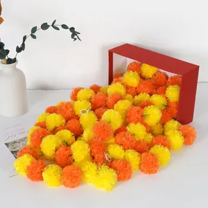 Guirlandes de soucis oranges et jaunes sortant d'une boîte rouge pour la décoration de fête