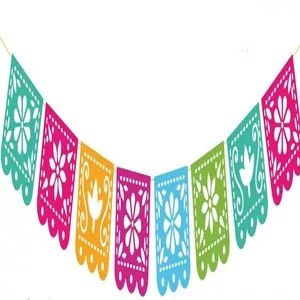 Λεπτομερής προβολή μεξικάνικης σημαίας Papel Picado με περίπλοκα φλοράλ σχέδια κοπής