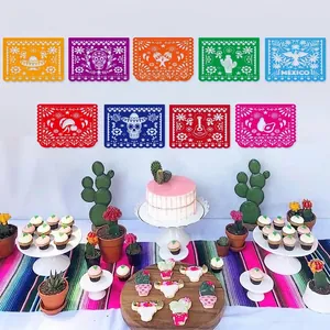 Coloridos banderines de papel picado mexicano tradicional sobre una mesa de fiesta alegre