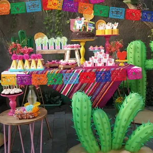 Coloridas pancartas de fiesta mexicana con diseños tradicionales de calaveras y cactus