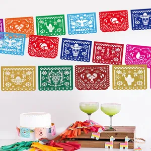 Coloridas banderines mexicanos de papel picado con calaveras y cactus para fiesta