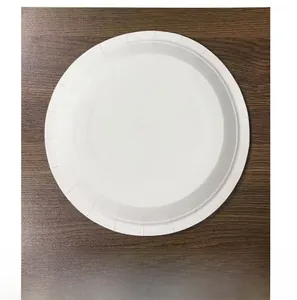 Vue détaillée de dessus d'une assiette en papier jetable blanche sur table en bois