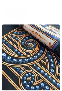 Detailopname van de Dag van de Doden wandtapijtstof met sierlijke patronen en blauwe kralen