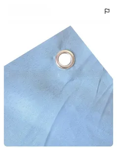 Detailweergave van een stevig metalen oogje op de lichtblauwe feestelijke achtergrond.