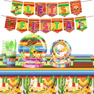Détail de fournitures de fête Fiesta avec assiettes cactus, bannières et nappe.