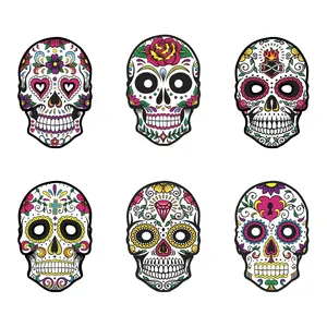 Vue détaillée de six masques de crâne colorés pour le Jour des Morts avec motifs.