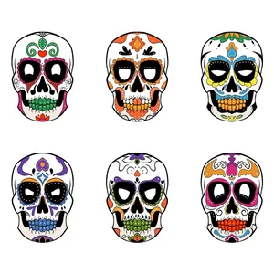 Détail de six masques en papier colorés mexicains du jour des morts en forme de crâne