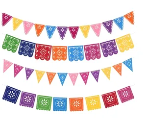 Πολύχρωμες μεξικάνικες πανό papel picado με παραδοσιακά σχέδια για την Ημέρα των Νεκρών