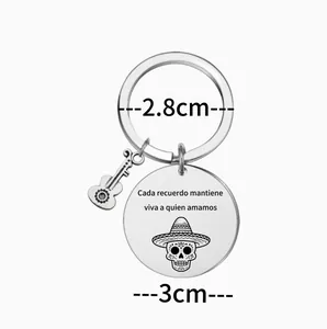 Detailed view of stainless steel skull keychain with Spanish engraving and dimensions