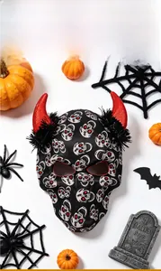 Vue détaillée du masque de crâne d'Halloween avec cornes rouges et citrouilles